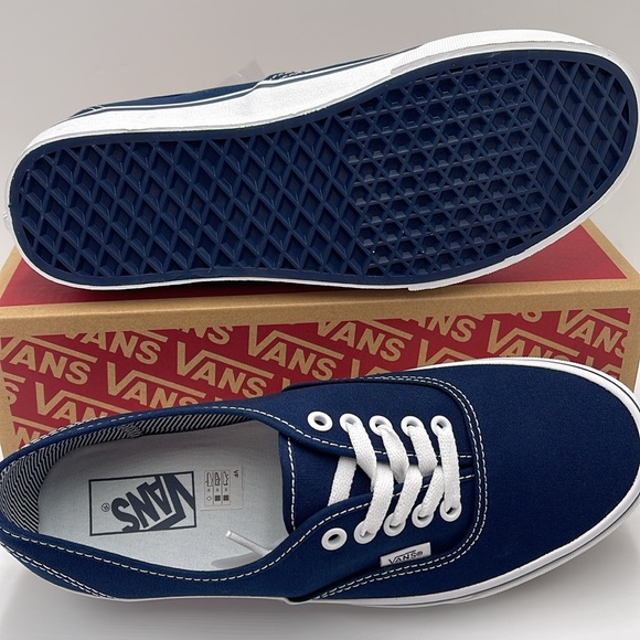 Vans WMNS Authentic (Angstrplng) Dress Blue/True White
VN000EE332D
Sneakers - Picture 3 of 16